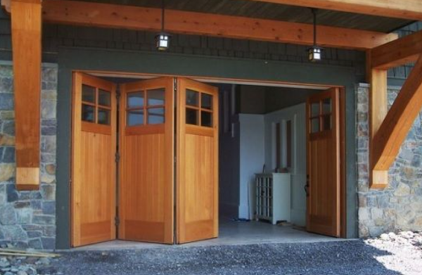 Garasi dengan Pintu Kayu Lipat Klasik